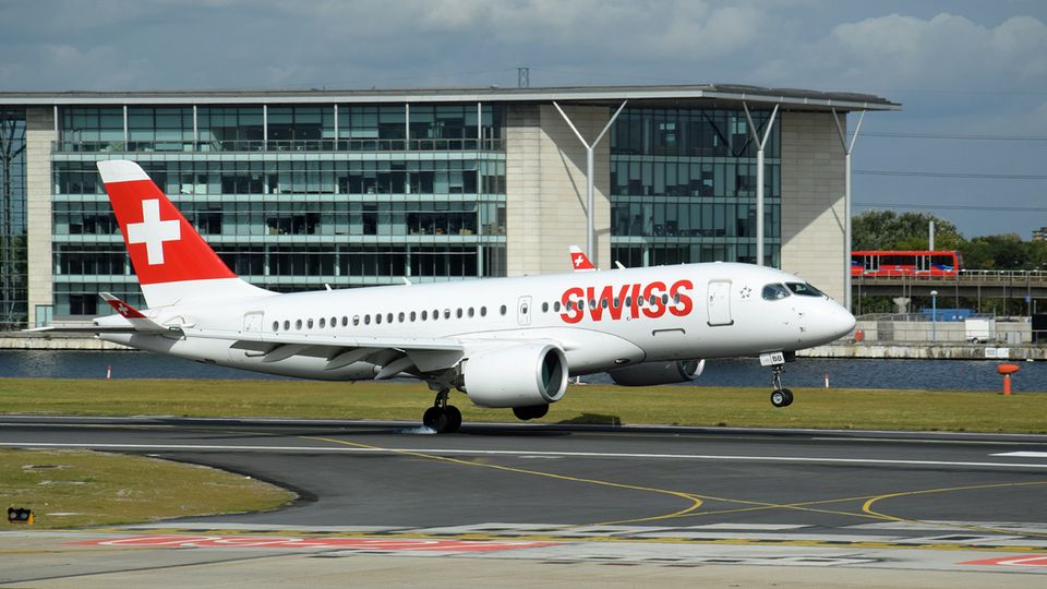 Nach dem Steep Approach auf den City Airport: Die Bombardier CS100 der Swiss fliegt auf der Zürich-Route erst seit August 2017. Das derzeit größte zertifizierte Flugzeuge für diesen Flughafen.