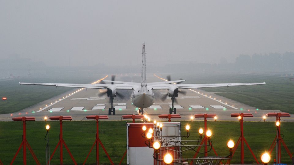 Vor dem Losrollen: Um die kurze Startbahn des für den Nebel berüchtigten London City Airport optimal zu nutzen, geben die Piloten Vollgas und lösen erst dann die Bremsen. 