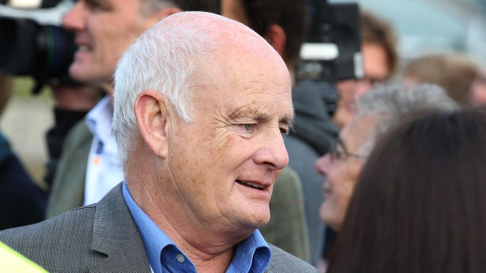 Jürgen Vietor, 75, Ex-Copilot     "Wir flogen gerade über Südfrankreich, da hörte ich ein lautes Geräusch in der Kabine und dachte, ein Servicewagen sei irgendwo gegen gefahren. Aber dann wurde die Cockpit-Tür aufgerissen, es kam jemand rein – 'Mahmud', der Anführer – und hielt eine Pistole an Jürgen Schumanns Kopf. Mir trat er in die Rippen und schrie: 'Out, out, out!' Ich schnallte mich dann ab, verließ das Cockpit und flüsterte, als ich durch die Kabine ging, den Passagieren zu: 'Alles tun, was die wollen, alles tun, was die wollen.' Das wurde in einem Lehrfilm über das Verhalten bei Flugzeugentführungen empfohlen."