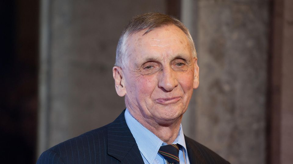 Boeing-Entführung vor 40 Jahren: Ulrich Wegener, 88, Ex-Kommandant der GSG 9 "Bevor wir die Maschine stürmten, sagte ich zu meinen Männern: 'Es kommt auf jeden Einzelnen von euch an. Ihr seid jetzt verantwortlich für alles, was passiert.' Aber es ging auch um das Zusammenspiel, das war es, was wir in all den Jahren so hart trainiert hatten. Meine stärkste Erinnerung an die Minuten nach dem Sturm ist, dass wir herumstanden und kein Ziel mehr hatten. Die Maschine war geräumt, alles hatte geklappt. Mein damaliger Adjutant fragte mich: 'Und was machen wir jetzt?' Als Erstes rief ich Helmut Schmidt an. Er war völlig fertig, konnte zuerst nicht glauben, dass wir auf unserer Seite keine Opfer hatten, nur einige Leichtverletzte. Ich merkte, wie er schluckte. Er hatte natürlich mit Toten gerechnet." Ulrich Wegener, 88, Ex-Kommandant der GSG 9 "Bevor wir die Maschine stürmten, sagte ich zu meinen Männern: 'Es kommt auf jeden Einzelnen von euch an. Ihr seid jetzt verantwortlich für alles, was passiert.' Aber es ging auch um das Zusammenspiel, das war es, was wir in all den Jahren so hart trainiert hatten. Meine stärkste Erinnerung an die Minuten nach dem Sturm ist, dass wir herumstanden und kein Ziel mehr hatten. Die Maschine war geräumt, alles hatte geklappt. Mein damaliger Adjutant fragte mich: 'Und was machen wir jetzt?' Als Erstes rief ich Helmut Schmidt an. Er war völlig fertig, konnte zuerst nicht glauben, dass wir auf unserer Seite keine Opfer hatten, nur einige Leichtverletzte. Ich merkte, wie er schluckte. Er hatte natürlich mit Toten gerechnet."