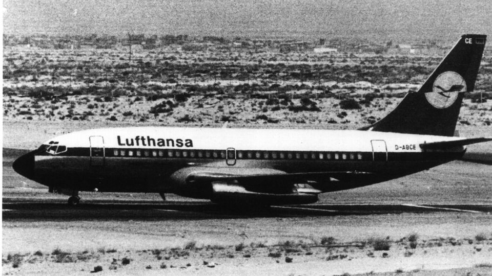 Die "Landshut" steht am 14. Oktober 1977 für zwei Tage auf dem Rollfeld des Flugplatzes von Dubai