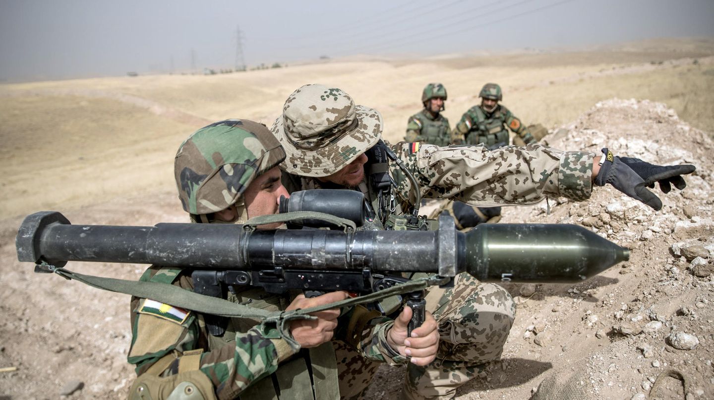 Irak: Ein Soldat der Bundeswehr weist einen Angehörigen der Peschmerga ein