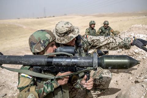 Irak: Ein Soldat der Bundeswehr weist einen Angehörigen der Peschmerga ein