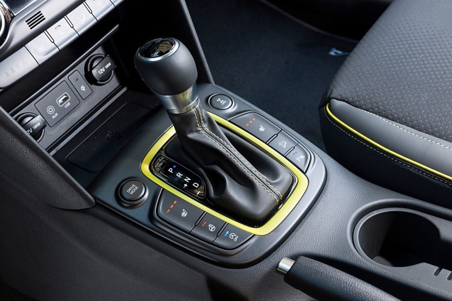 Hyundai Kona: Umrandung der Schaltbox in Wagenfarbe