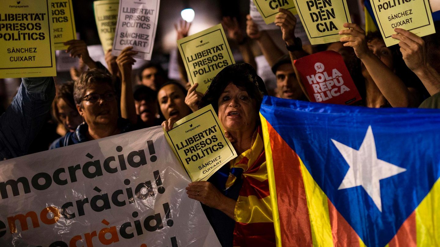 Katalonien: Menschen demonstrieren gegen Haftbefehl für katalanische Aktivisten