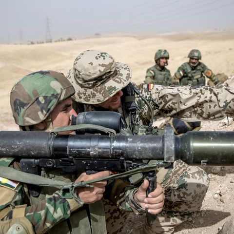 Irak: Ein Soldat der Bundeswehr weist einen Angehörigen der Peschmerga ein