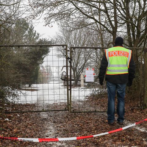 Polizist vor der Gartenlaube in Arnstein