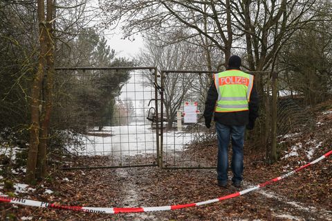 Polizist vor der Gartenlaube in Arnstein