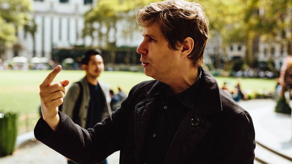 Neuer Roman "Tyll" von Daniel Kehlmann: Kehlmann ist dieser Tage in gelöster Stimmung. Kein Wunder, hat er doch fünf Jahre gearbeitet an seinem Werk. "Tyll" ist im Rowohlt Verlag erschienen Kehlmann ist dieser Tage in gelöster Stimmung. Kein Wunder, hat er doch fünf Jahre gearbeitet an seinem Werk. "Tyll" ist im Rowohlt Verlag erschienen