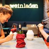 Das sagt die Expertin Stephanie Döring:  Farblich ist er ziemlich hell. Ich vermute, dass er nicht so lange im Holzfass gelagert wurde. Vermutlich ist der Wein mehrheitlich ein Verschnitt aus Cabernet Franc und Cabernet Sauvignon. Hier ist weniger Merlot drin, der würde für eine dunklere Farbe sorgen. Der Wein riecht nach Johannisbeeren und säuerlichen, roten Früchten. Unterschwellig rieche ich Kaffee und Schokolade.       Wie schmeckt der Wein?  Ordentlich sauer, aber schön fruchtig. Im Nachgeschmack hat der Wein Kakao-, Schokoladen- und Kaffeearomen. Die Säure ist aber zu krass und störend. Der Wein passt zu deftigem Essen wie beispielsweise Steak.        Wie viel würde die Sommelière dafür ausgeben? Zwischen 7 und 10 Euro.      Schulnote: 3-      Fazit nach Enthüllung der Flasche: Leider stehen die Rebsorten nicht auf der Flasche.