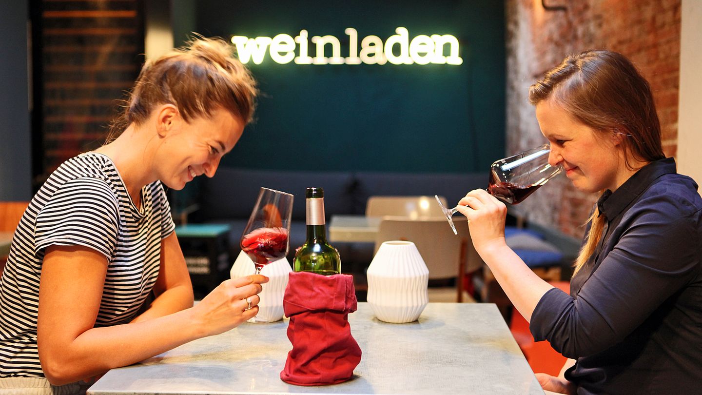 Das sagt die Expertin Stephanie Döring:  Farblich ist er ziemlich hell. Ich vermute, dass er nicht so lange im Holzfass gelagert wurde. Vermutlich ist der Wein mehrheitlich ein Verschnitt aus Cabernet Franc und Cabernet Sauvignon. Hier ist weniger Merlot drin, der würde für eine dunklere Farbe sorgen. Der Wein riecht nach Johannisbeeren und säuerlichen, roten Früchten. Unterschwellig rieche ich Kaffee und Schokolade.       Wie schmeckt der Wein?  Ordentlich sauer, aber schön fruchtig. Im Nachgeschmack hat der Wein Kakao-, Schokoladen- und Kaffeearomen. Die Säure ist aber zu krass und störend. Der Wein passt zu deftigem Essen wie beispielsweise Steak.        Wie viel würde die Sommelière dafür ausgeben? Zwischen 7 und 10 Euro.      Schulnote: 3-      Fazit nach Enthüllung der Flasche: Leider stehen die Rebsorten nicht auf der Flasche.