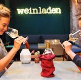 Das sagt die Expertin Stephanie Döring im Blindtest:  Weißer Bordeaux ist sehr spannend, weil sehr viel Sauvignon Blanc und Sémillon angebaut wird. Die Rebsorten sind aromatisch und frisch. Das Gegenteil von den Rotweinen, die sehr viel Power haben. Die Nase dieses Weißweins ist sehr schön: etwas Aprikose, etwas Gereiftes, wie ein reifer Pfirsich. Die Farbe ist typisch für Weißweine aus Bordeaux goldgelb.      Wie schmeckt der Wein? Am Gaumen hat man etwas anderes als in der Nase. Eher die satte Frucht und etwas Bitteres, was nicht unangenehm ist. Der Wein schmeckt etwas kräftiger und würziger als ich es erwartet hätte. Ich finde es schade, weil der Wein gut riecht und auch der erste Geschmack gut ist. Mir fehlt dann aber die Länge und der Geschmack nach Aprikose. Am Ende ist der Wein sauer.       Wie viel würde die Sommelière dafür ausgeben? Etwa 6 bis 8 Euro.      Schulnote: 3      Fazit nach Enthüllung der Flasche: Der Weißwein ist ein klassisches Cuvée aus Sauvignon, Sémillon und Muscadelle. Das habe ich so erwartet, er ist ein trinkbarer Wein.