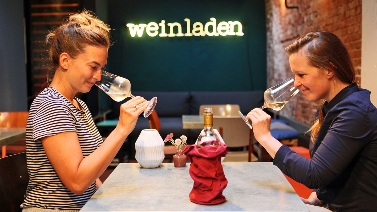 Das sagt die Expertin Stephanie Döring im Blindtest:  Weißer Bordeaux ist sehr spannend, weil sehr viel Sauvignon Blanc und Sémillon angebaut wird. Die Rebsorten sind aromatisch und frisch. Das Gegenteil von den Rotweinen, die sehr viel Power haben. Die Nase dieses Weißweins ist sehr schön: etwas Aprikose, etwas Gereiftes, wie ein reifer Pfirsich. Die Farbe ist typisch für Weißweine aus Bordeaux goldgelb.      Wie schmeckt der Wein? Am Gaumen hat man etwas anderes als in der Nase. Eher die satte Frucht und etwas Bitteres, was nicht unangenehm ist. Der Wein schmeckt etwas kräftiger und würziger als ich es erwartet hätte. Ich finde es schade, weil der Wein gut riecht und auch der erste Geschmack gut ist. Mir fehlt dann aber die Länge und der Geschmack nach Aprikose. Am Ende ist der Wein sauer.       Wie viel würde die Sommelière dafür ausgeben? Etwa 6 bis 8 Euro.      Schulnote: 3      Fazit nach Enthüllung der Flasche: Der Weißwein ist ein klassisches Cuvée aus Sauvignon, Sémillon und Muscadelle. Das habe ich so erwartet, er ist ein trinkbarer Wein.