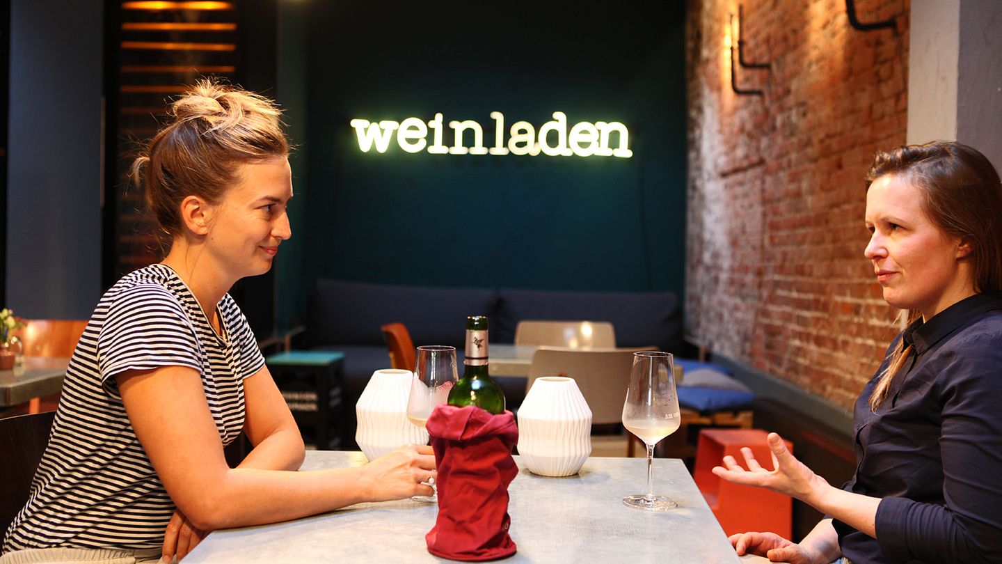 Bio-Weine aus Bordeaux: Das sagt die Expertin Stephanie Döring: Hier habe ich das Gefühl, dass der Wein älter und reifer ist. Er hat etwas Mandeliges und Butteriges. Wie schmeckt der Wein? Er ist ziemlich kurz und hinterlässt einen bitteren Nachgeschmack. Der Wein schmeckt nach Bananen und überfordert, weil er so cremig und fettig schmeckt. Ihm fehlt etwas Eleganz und der Trinkspaß bleibt auf der Strecke. Ich kann mir vorstellen, dass der Wein Jahrgang 2014 ist. Wie viel würde die Sommelière dafür ausgeben? Maximal 5 Euro. Schulnote: 4- Fazit nach Enthüllung der Flasche: Der Wein ist Jahrgang 2016, das ist enttäuschend, weil er ein junger Jahrgang ist, aber trotzdem nach reifen Früchten schmeckt. 8 Euro würde ich für den Wein nicht zahlen. Das sagt die Expertin Stephanie Döring: Hier habe ich das Gefühl, dass der Wein älter und reifer ist. Er hat etwas Mandeliges und Butteriges. Wie schmeckt der Wein? Er ist ziemlich kurz und hinterlässt einen bitteren Nachgeschmack. Der Wein schmeckt nach Bananen und überfordert, weil er so cremig und fettig schmeckt. Ihm fehlt etwas Eleganz und der Trinkspaß bleibt auf der Strecke. Ich kann mir vorstellen, dass der Wein Jahrgang 2014 ist. Wie viel würde die Sommelière dafür ausgeben? Maximal 5 Euro. Schulnote: 4- Fazit nach Enthüllung der Flasche: Der Wein ist Jahrgang 2016, das ist enttäuschend, weil er ein junger Jahrgang ist, aber trotzdem nach reifen Früchten schmeckt. 8 Euro würde ich für den Wein nicht zahlen.