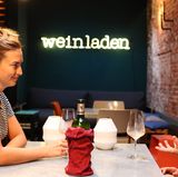 Das sagt die Expertin Stephanie Döring:  Hier habe ich das Gefühl, dass der Wein älter und reifer ist. Er hat etwas Mandeliges und Butteriges.       Wie schmeckt der Wein? Er ist ziemlich kurz und hinterlässt einen bitteren Nachgeschmack. Der Wein schmeckt nach Bananen und überfordert, weil er so cremig und fettig schmeckt. Ihm fehlt etwas Eleganz und der Trinkspaß bleibt auf der Strecke. Ich kann mir vorstellen, dass der Wein Jahrgang 2014 ist.      Wie viel würde die Sommelière dafür ausgeben? Maximal 5 Euro.      Schulnote: 4-      Fazit nach Enthüllung der Flasche: Der Wein ist Jahrgang 2016, das ist enttäuschend, weil er ein junger Jahrgang ist, aber trotzdem nach reifen Früchten schmeckt. 8 Euro würde ich für den Wein nicht zahlen.