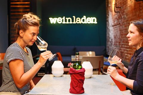 Das sagt die Expertin Stephanie Döring:  Der Wein riecht dezent nach unreifen Früchten wie grünem Apfel und Stachelbeere. Hier merkt man außerdem die Mineralität, etwas Steiniges, so als würde man einen Feuerstein lutschen.      Wie schmeckt der Wein? Dieser Wein schmeckt wie er riecht. Als würde man in einen Granny Smith hineinbeißen. Die Säure erinnert mich an Riesling. Dieser Wein ist rund und ausgewogen. Er darf ruhig noch ein bisschen reifen.      Wie viel würde die Sommelière dafür ausgeben? 9 bis 11 Euro.      Schulnote: 2      Fazit nach Enthüllung der Flasche: Der Wein kommt aus der Entre-Deux-Mers, einem Weinbaugebiet des Bordelais, wo recht gute Weißweine produziert werden. Zehn Euro ist der Wein absolut wert.