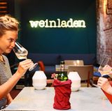 Das sagt die Expertin Stephanie Döring:  Der Wein riecht dezent nach unreifen Früchten wie grünem Apfel und Stachelbeere. Hier merkt man außerdem die Mineralität, etwas Steiniges, so als würde man einen Feuerstein lutschen.      Wie schmeckt der Wein? Dieser Wein schmeckt wie er riecht. Als würde man in einen Granny Smith hineinbeißen. Die Säure erinnert mich an Riesling. Dieser Wein ist rund und ausgewogen. Er darf ruhig noch ein bisschen reifen.      Wie viel würde die Sommelière dafür ausgeben? 9 bis 11 Euro.      Schulnote: 2      Fazit nach Enthüllung der Flasche: Der Wein kommt aus der Entre-Deux-Mers, einem Weinbaugebiet des Bordelais, wo recht gute Weißweine produziert werden. Zehn Euro ist der Wein absolut wert.