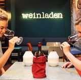 Das sagt die Expertin Stephanie Döring:  Der Wein ist lila, fast schon schwarz, riecht aber wie ein süßer Saft, fast schon wie ein Likör. Er riecht nach Kompott wie eingekochte Rote Grütze. Vom Geruch ist der Wein nicht meins.       Wie schmeckt der Wein? Er hat eine kräftige Säure, die den strengen Fruchtgeschmack etwas ausbalanciert. Trotzdem ist er süß und schmeckt sogar etwas künstlich, mich persönlich stört die Säure etwas. Es wirkt als wäre mit ein bisschen Säure nachgeholfen worden. Nach zwei Schlücken ist man bereits satt und möchte den Wein nicht mehr trinken.       Wie viel würde die Sommelière dafür ausgeben? Ich denke er liegt zwischen 5 und 8 Euro.      Schulnote: 5      Fazit nach Enthüllung der Flasche: Man würde denken, der Wein hat viel mehr als nur 13 Prozent. Auch der Jahrgang 2014 passt nicht zum Gesamtbild des Weines. 15 Euro finde ich für den Wein ein bisschen viel. 