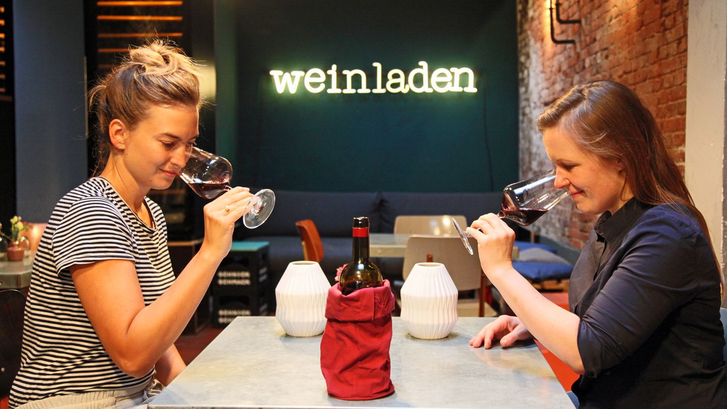 Das sagt die Expertin Stephanie Döring:  Der Wein ist lila, fast schon schwarz, riecht aber wie ein süßer Saft, fast schon wie ein Likör. Er riecht nach Kompott wie eingekochte Rote Grütze. Vom Geruch ist der Wein nicht meins.       Wie schmeckt der Wein? Er hat eine kräftige Säure, die den strengen Fruchtgeschmack etwas ausbalanciert. Trotzdem ist er süß und schmeckt sogar etwas künstlich, mich persönlich stört die Säure etwas. Es wirkt als wäre mit ein bisschen Säure nachgeholfen worden. Nach zwei Schlücken ist man bereits satt und möchte den Wein nicht mehr trinken.       Wie viel würde die Sommelière dafür ausgeben? Ich denke er liegt zwischen 5 und 8 Euro.      Schulnote: 5      Fazit nach Enthüllung der Flasche: Man würde denken, der Wein hat viel mehr als nur 13 Prozent. Auch der Jahrgang 2014 passt nicht zum Gesamtbild des Weines. 15 Euro finde ich für den Wein ein bisschen viel. 