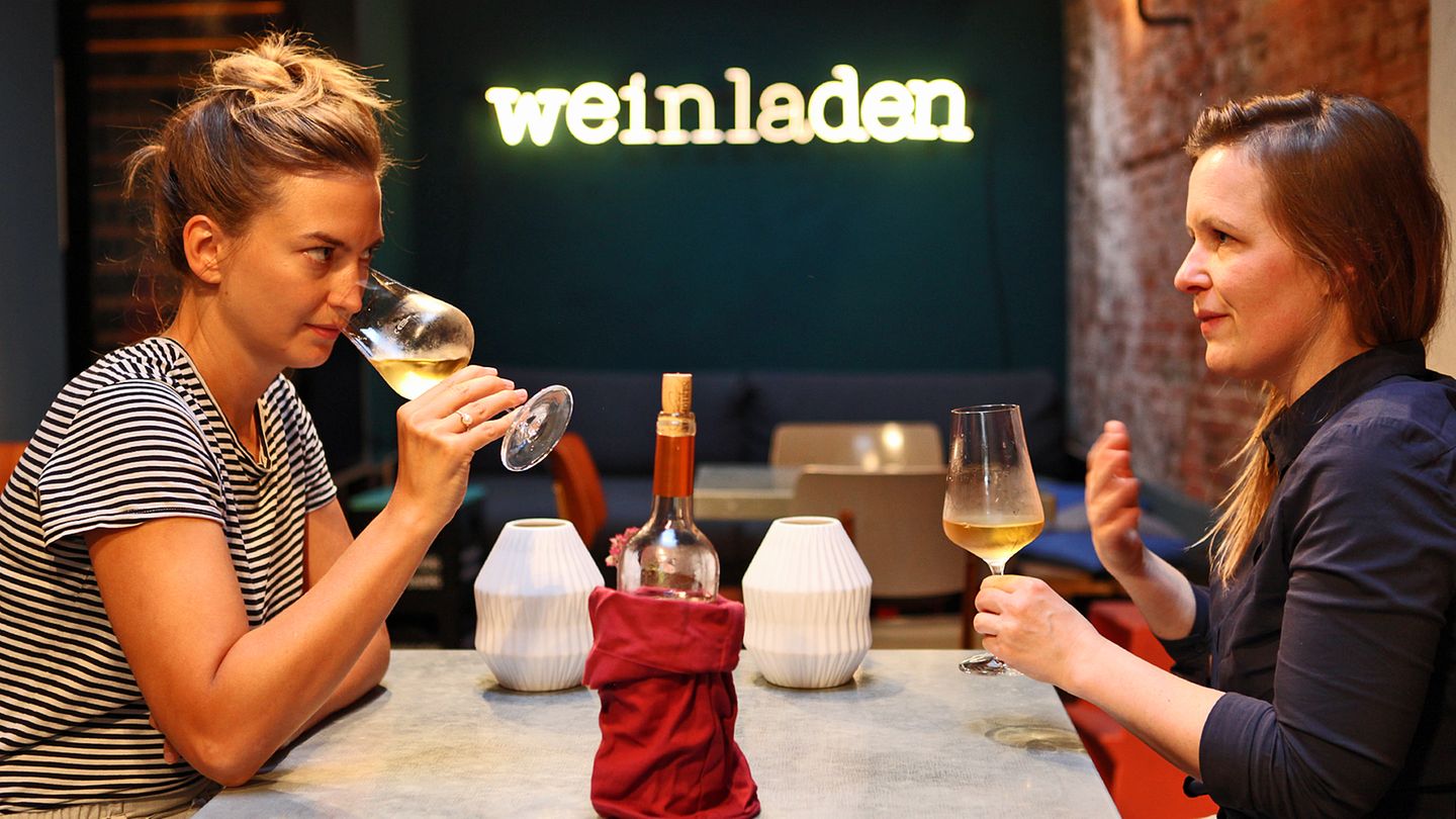 Das sagt die Expertin Stephanie Döring:  Das sieht nach einem sehr konzentrierten Weißwein aus, vielleicht sogar ein Süßwein. Bordeaux ist für Süßweine bekannt, weil deren Rebsorten sehr gut dafür geeignet sind. Dieser riecht nach einem Sauternes-Wein, ein Edelsüßwein, der aus getrockneten und edelverschimmelten Trauben produziert wird. Dieser Wein riecht nach Mandeln und reifen Früchten. Schön ist, dass noch eine gewisse Kühle und Frische durchkommt.        Wie schmeckt der Wein?  Die Süßweine aus Bordeaux sind immer klebrig, fett und süß. Was ich schön finde, der Wein hat trotzdem noch eine Bitterkeit. Er ist gut ausbalanciert und schmeckt nach Rosinen und getrockneten Pflaumen. Der Wein ist nicht der Feinste, passt aber gut zu Käse und Früchtebrot.      Wie viel würde die Sommelière dafür ausgeben? Ich würde dafür 20 bis 25 Euro zahlen.      Schulnote: 2-      Fazit nach Enthüllung der Flasche: Dass der Süßwein trotzdem 13 Prozent Alkohol hat, ist krass. Das liegt daran, dass die Trauben getrocknet sind. In Cadillac werden ausschließlich Süßweine produziert. Das Preis-Leistungs-Verhältnis ist klasse.