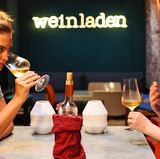 Das sagt die Expertin Stephanie Döring:  Das sieht nach einem sehr konzentrierten Weißwein aus, vielleicht sogar ein Süßwein. Bordeaux ist für Süßweine bekannt, weil deren Rebsorten sehr gut dafür geeignet sind. Dieser riecht nach einem Sauternes-Wein, ein Edelsüßwein, der aus getrockneten und edelverschimmelten Trauben produziert wird. Dieser Wein riecht nach Mandeln und reifen Früchten. Schön ist, dass noch eine gewisse Kühle und Frische durchkommt.        Wie schmeckt der Wein?  Die Süßweine aus Bordeaux sind immer klebrig, fett und süß. Was ich schön finde, der Wein hat trotzdem noch eine Bitterkeit. Er ist gut ausbalanciert und schmeckt nach Rosinen und getrockneten Pflaumen. Der Wein ist nicht der Feinste, passt aber gut zu Käse und Früchtebrot.      Wie viel würde die Sommelière dafür ausgeben? Ich würde dafür 20 bis 25 Euro zahlen.      Schulnote: 2-      Fazit nach Enthüllung der Flasche: Dass der Süßwein trotzdem 13 Prozent Alkohol hat, ist krass. Das liegt daran, dass die Trauben getrocknet sind. In Cadillac werden ausschließlich Süßweine produziert. Das Preis-Leistungs-Verhältnis ist klasse.