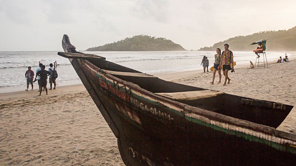 Goa im Süden Indiens: Tradition trifft Baywatch: Immer schon zogen die Fischer nach der Ausfahrt die Boote an Land. Heute werden die Strände meist von Rettungsschwimmern überwacht Tradition trifft Baywatch: Immer schon zogen die Fischer nach der Ausfahrt die Boote an Land. Heute werden die Strände meist von Rettungsschwimmern überwacht