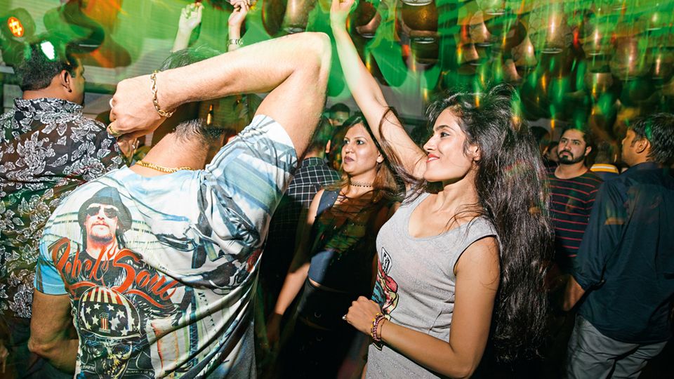 Goa im Süden Indiens: Die Hände nach oben: Junge Inder feiern im Nachtclub des W-Hotels Die Hände nach oben: Junge Inder feiern im Nachtclub des W-Hotels