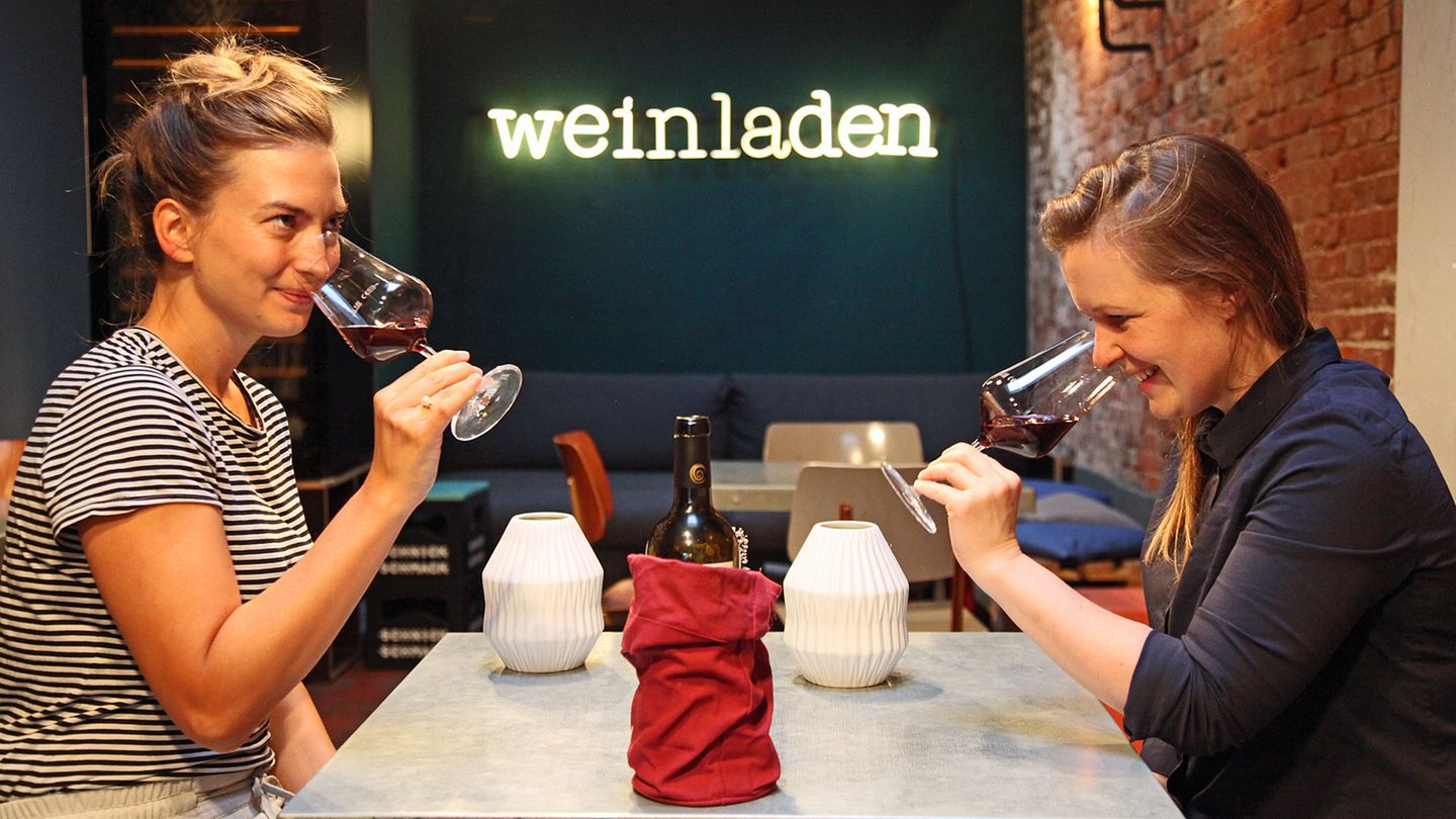 Das sagt die Expertin Stephanie Döring:  Die Farbe ist sehr dunkel und fast schon trüb, vermutlich ist er naturbelassen und nicht gefiltert, das finde ich gut. Der Wein ist sehr intensiv in der Nase. Vom Geruch erinnert er mich an einen Hagebuttentee oder Rote-Bete-Saft. Er riecht nach grünem Pfeffer. Früchte riecht man in dem Wein wenig.       Wie schmeckt der Wein? Das ist ein sehr komplexer Wein. Vielschichtig, viel Aroma, schmeckt nach eingelegten Pflaumen. Die Säure ist gut, die Bitterkeit auch. Ich schmecke Schokolade, Zimt und Anis. Das ist ein Wein, der zum Essen getrunken werden sollte. Und ist auch ein schöner Tropfen, wenn es kälter wird, für zuhause. Das ist ein typischer Bordeaux und mein persönliches Highlight.      Wie viel würde die Sommelière dafür ausgeben? Ich würde dafür 25 bis 30 Euro ausgeben.       Schulnote: 1      Fazit nach Enthüllung der Flasche: Dass er rund 22 Euro kostet, schmeckt man auch. Der Wein ist gut gemacht. Wow!