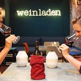 Das sagt die Expertin Stephanie Döring:  Die Farbe ist sehr dunkel und fast schon trüb, vermutlich ist er naturbelassen und nicht gefiltert, das finde ich gut. Der Wein ist sehr intensiv in der Nase. Vom Geruch erinnert er mich an einen Hagebuttentee oder Rote-Bete-Saft. Er riecht nach grünem Pfeffer. Früchte riecht man in dem Wein wenig.       Wie schmeckt der Wein? Das ist ein sehr komplexer Wein. Vielschichtig, viel Aroma, schmeckt nach eingelegten Pflaumen. Die Säure ist gut, die Bitterkeit auch. Ich schmecke Schokolade, Zimt und Anis. Das ist ein Wein, der zum Essen getrunken werden sollte. Und ist auch ein schöner Tropfen, wenn es kälter wird, für zuhause. Das ist ein typischer Bordeaux und mein persönliches Highlight.      Wie viel würde die Sommelière dafür ausgeben? Ich würde dafür 25 bis 30 Euro ausgeben.       Schulnote: 1      Fazit nach Enthüllung der Flasche: Dass er rund 22 Euro kostet, schmeckt man auch. Der Wein ist gut gemacht. Wow!