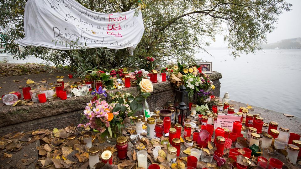 Hunderte Menschen verliehen ihrer Trauer am Alsterufer Ausdruck Hunderte Menschen verliehen ihrer Trauer am Alsterufer Ausdruck