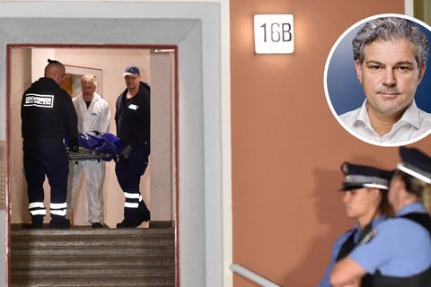 Die Leiche des 29-Jährigen wird aus dem Haus in die Gerichtsmedizin gebracht.