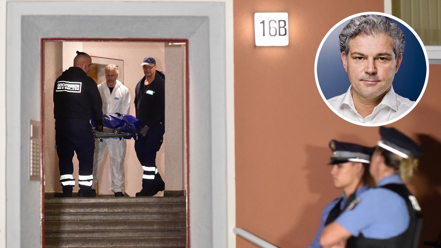 Die Leiche des 29-Jährigen wird aus dem Haus in die Gerichtsmedizin gebracht.