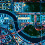 Berlin    Einsicht ins politische Zentrum der deutschen Hauptstadt: Rechts oberhalb der Spreeschleife thront das Quadrat des Bundeskanzleramtes. Weiter links der Reichstag mit seiner runden Kuppel.