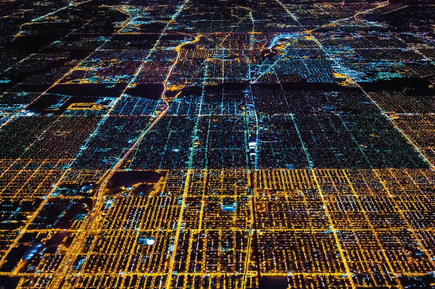 Chicago  In den Nachtbildern deutlich zu erkennen: Wie in vielen amerikanischen Städten wurde das Straßennetz Chicagos auf dem Reißbrett in klar strukturierten Planquadraten entworfen. 