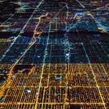 Chicago  In den Nachtbildern deutlich zu erkennen: Wie in vielen amerikanischen Städten wurde das Straßennetz Chicagos auf dem Reißbrett in klar strukturierten Planquadraten entworfen. 