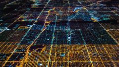 Chicago  In den Nachtbildern deutlich zu erkennen: Wie in vielen amerikanischen Städten wurde das Straßennetz Chicagos auf dem Reißbrett in klar strukturierten Planquadraten entworfen. 