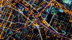 Los Angeles  Die Westküstenmetropole ist bekannt für ihre Freeways. Auf dem Bild kreuzen sich zwei Stadtautobahnen, die durch die unterschiedliche Straßenbeleuchtung ein farbiges Muster ergeben.