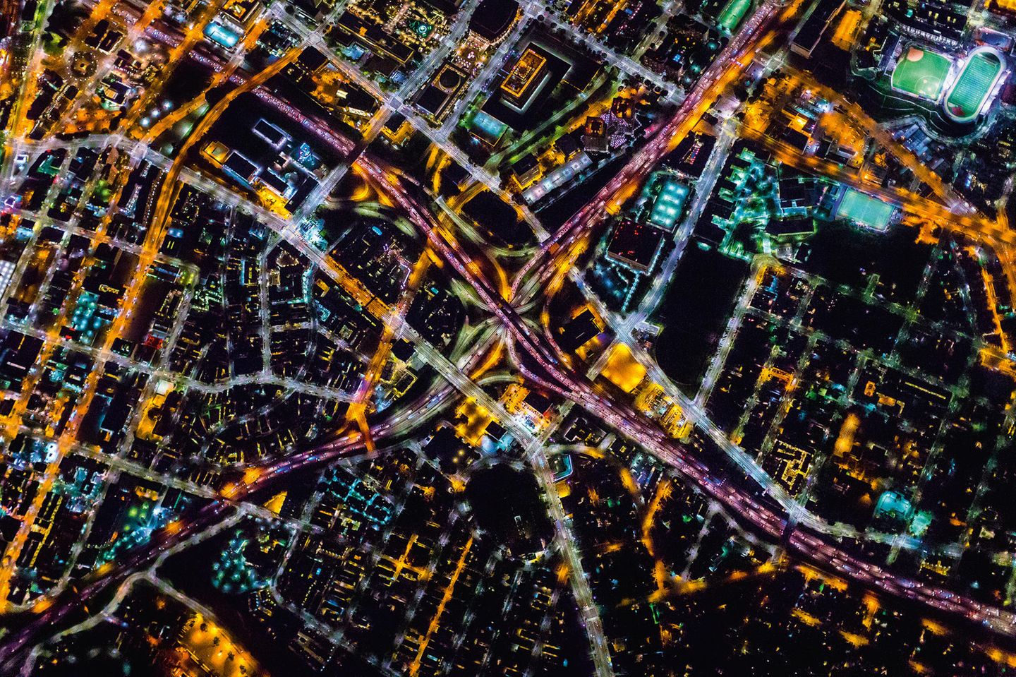 Los Angeles  Die Westküstenmetropole ist bekannt für ihre Freeways. Auf dem Bild kreuzen sich zwei Stadtautobahnen, die durch die unterschiedliche Straßenbeleuchtung ein farbiges Muster ergeben.