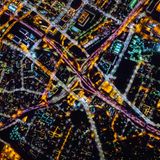 Los Angeles  Die Westküstenmetropole ist bekannt für ihre Freeways. Auf dem Bild kreuzen sich zwei Stadtautobahnen, die durch die unterschiedliche Straßenbeleuchtung ein farbiges Muster ergeben.