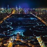 New York City    Blick hoch über Harlem auf den Central Park nach Downtown Manhattan mit den Hochhäusern an der feinen Adresse Central Park South. Links im Bild sind die Lichter der Fifth Avenue.