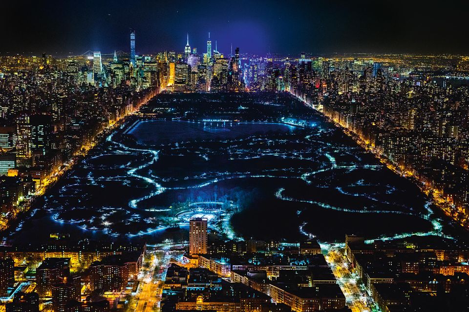 New York City    Blick hoch über Harlem auf den Central Park nach Downtown Manhattan mit den Hochhäusern an der feinen Adresse Central Park South. Links im Bild sind die Lichter der Fifth Avenue.