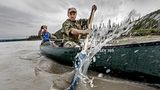 "Wir sind einmal fast gekentert, weil das Kanu auf eine Sandbank aufgelaufen ist, sich querstellte und durch die starke Strömung ins Wasser gedrückt wurde", sagt Till Lindemann.