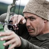 Mit Pfeil und Bogen jagten die beiden Musiker Fische. Häufig hat es geklappt, weil sie einfach direkt in den Schwarm gezielt hatten.