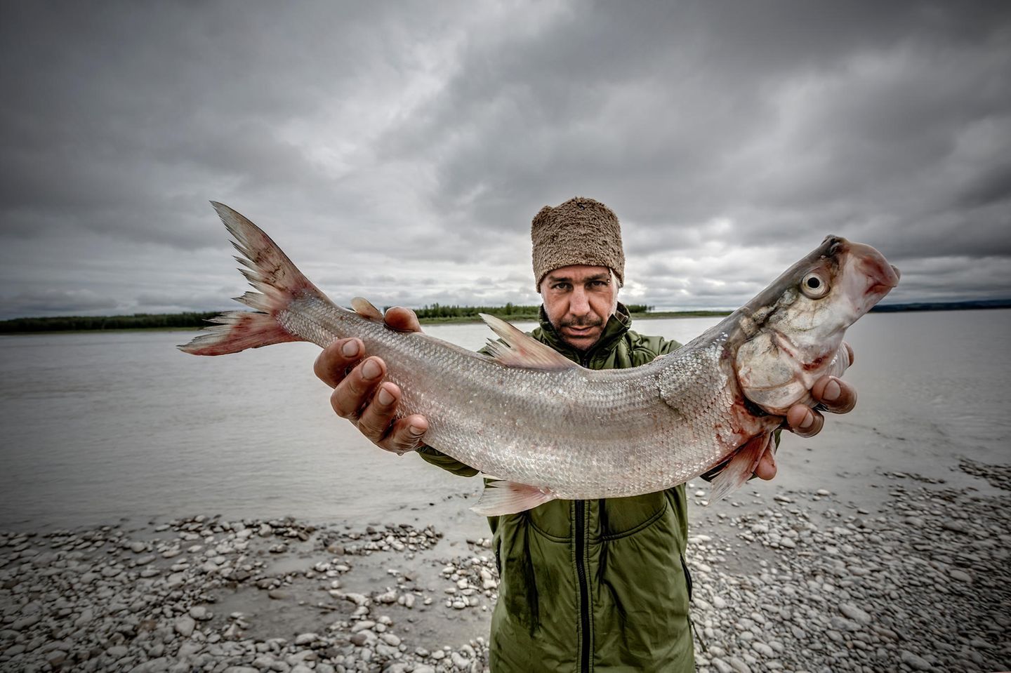 Till Lindemann posiert mit einem gefangenen Fisch