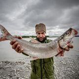 Till Lindemann posiert mit einem gefangenen Fisch