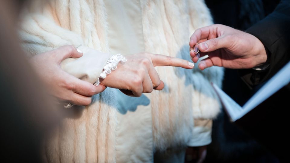 Orthodoxe jüdische Glaubensgemeinschaft: Der Bräutigam streift Bassy den Ehering über den rechten Zeigefinger Der Bräutigam streift Bassy den Ehering über den rechten Zeigefinger