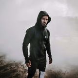 Der Gründer und Designer Rafy Ahmed hat sich beim Fotoshooting seiner neuen Kollektion auch selbst vor die Kamera gestellt.