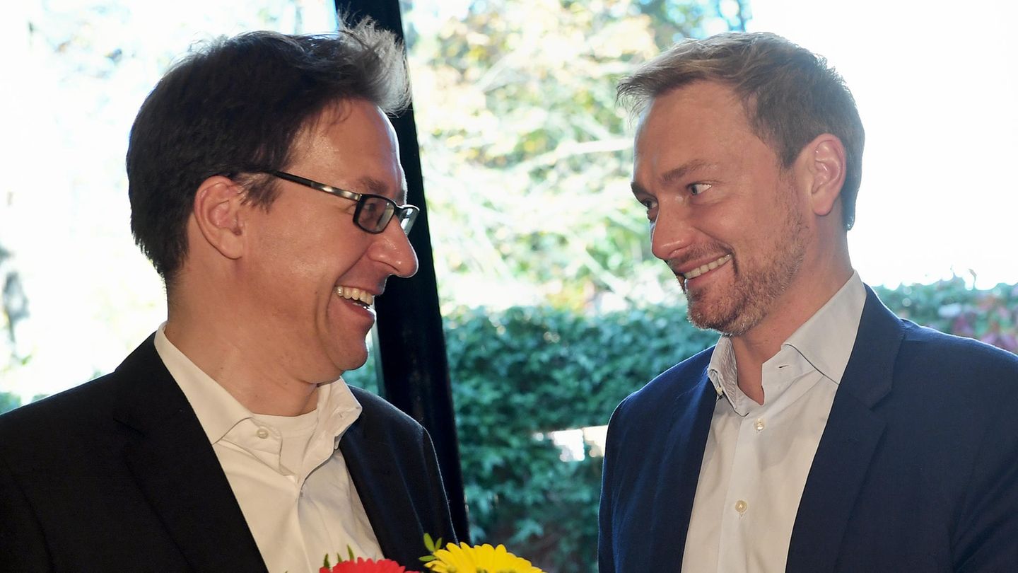 Christian Lindner (r.) feiert am Montag mit Stefan Birkner, Spitzenkandidat der FDP in Niedersachsen, das Wahlergebnis