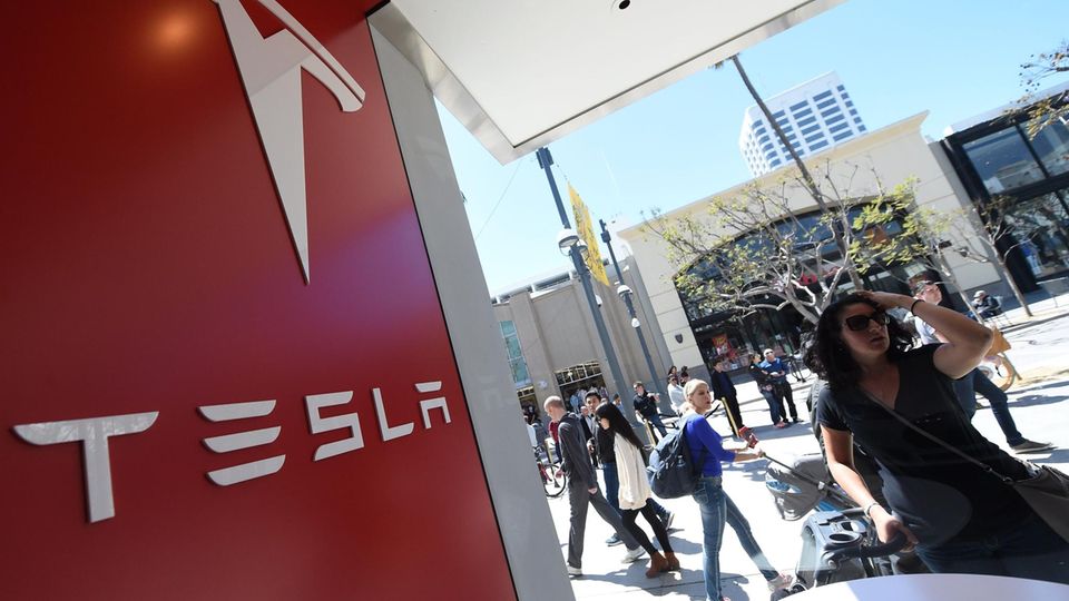 Tesla hat ein strahlendes Image, doch den Angestellten weht ein harscher Wind ins Gesicht.