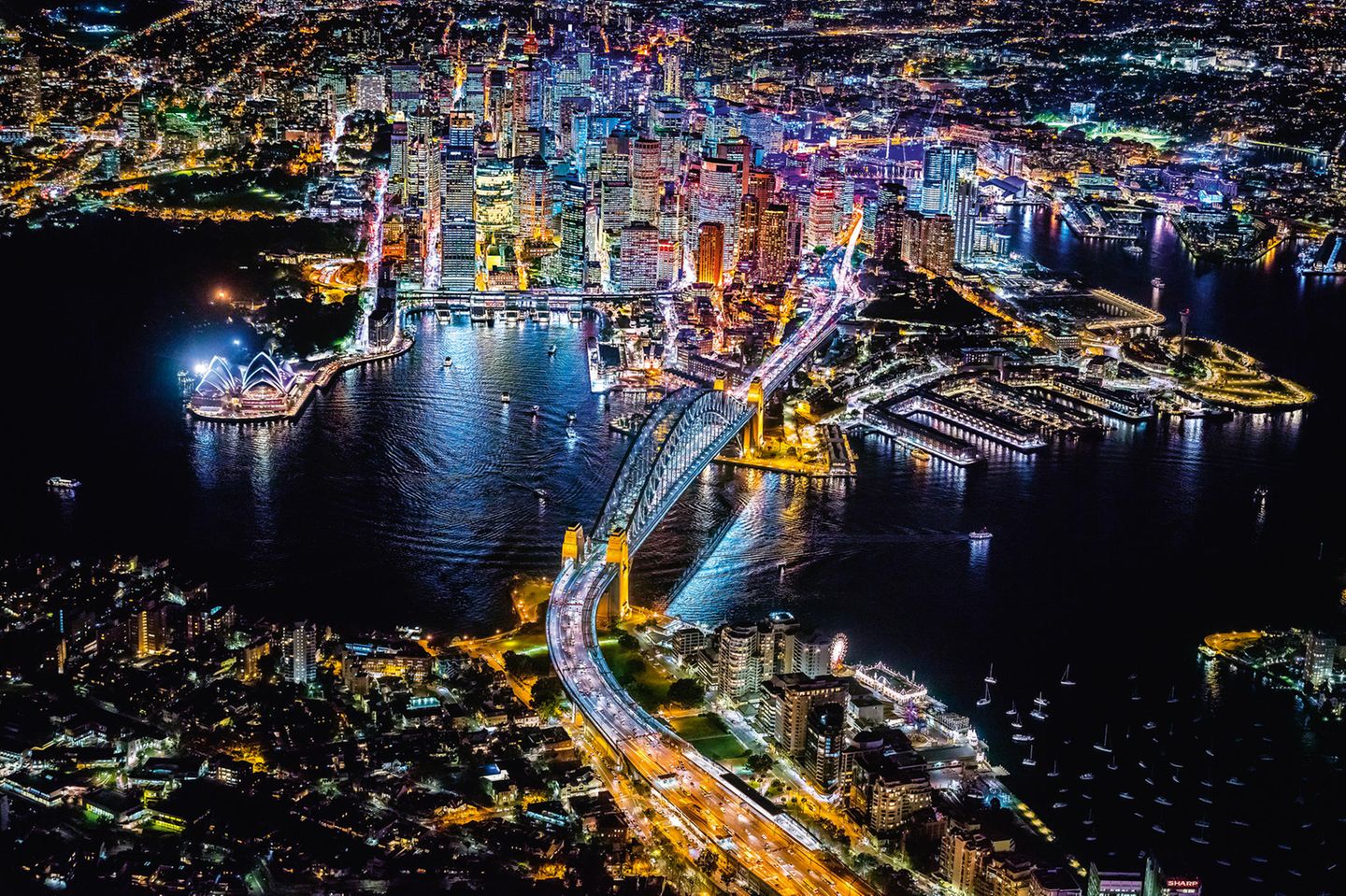 Sydney  Auch nachts ein Bild mit hohem Wiedererkennungseffekt: Das erleuchtete Sydney Opera House mit der berühmten Harbour Bridge im Vordergrund.